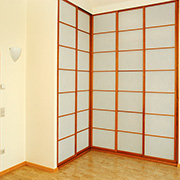 Platzsparend: Schrank mit Shoji-Schiebetüren in einer Zimmerecke