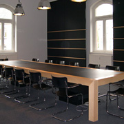 Imposant: Konferenztisch mit Linoleumplatte und Wandleisten für Präsentationen